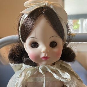 Vtg Madame Alexander 12" Snow White Doll in White Dress & Cape And Stand